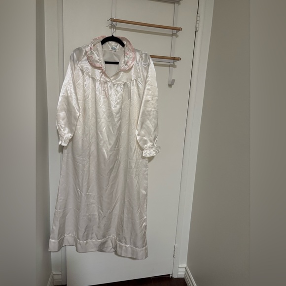 Elegant vintage style White Satin Night gown - Picture 2 of 9